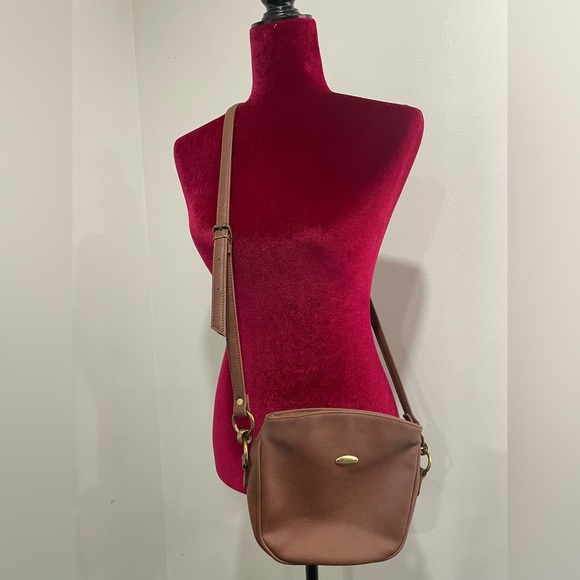 Liz Claiborne Handbags - Liz Claiborne Tan Leather Tote